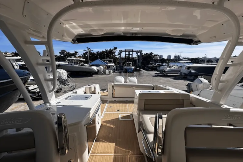 Slide: The Image of Boston Whaler 320 VANTAGE 2017 - 9