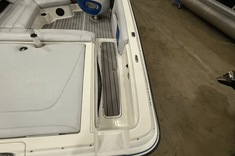 Slide: The Image of Centurion AVALANCHE C4 2004 - 7