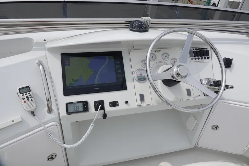 Slide: The Image of PDQ MV-41 boat helm, 2007 model, featuring navigation system. - 22