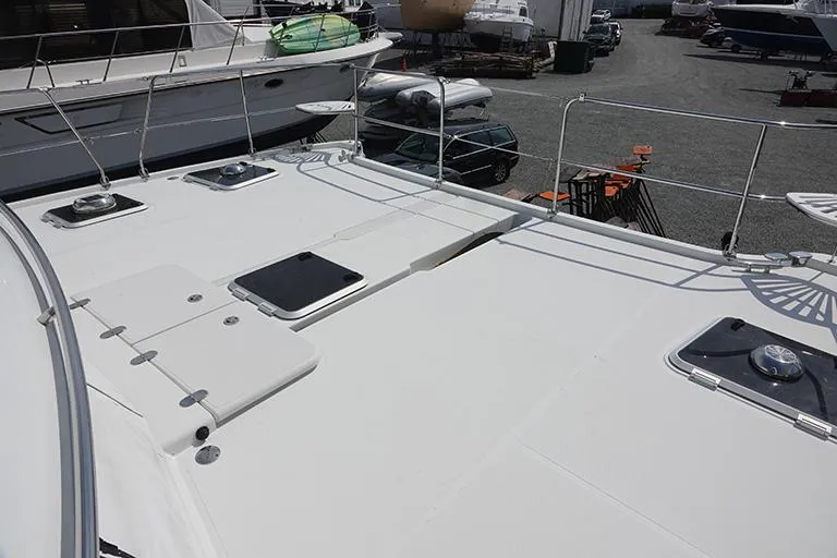 Slide: The Image of Deck of a 2007 PDQ MV-41 boat in harbor. - 28