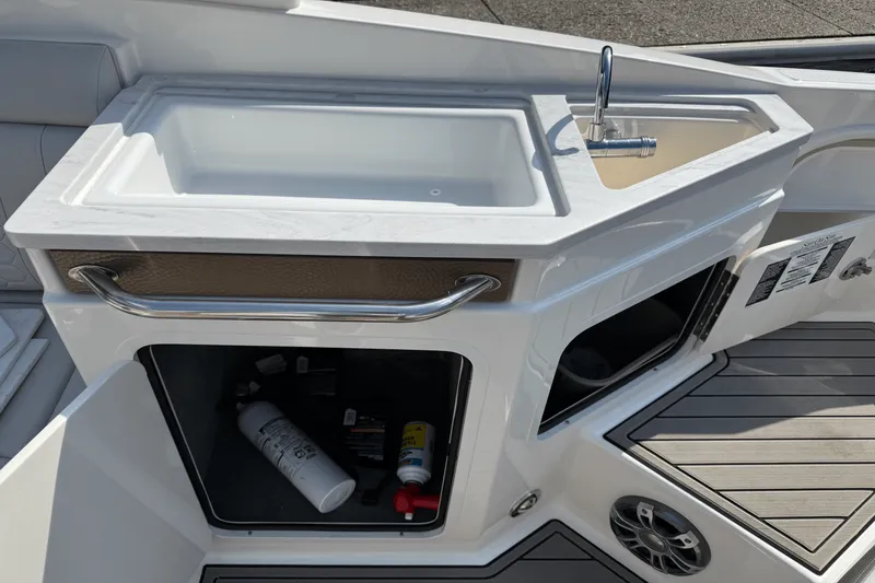 Slide: The Image of Sea Ray 290 SD 2024 - 12