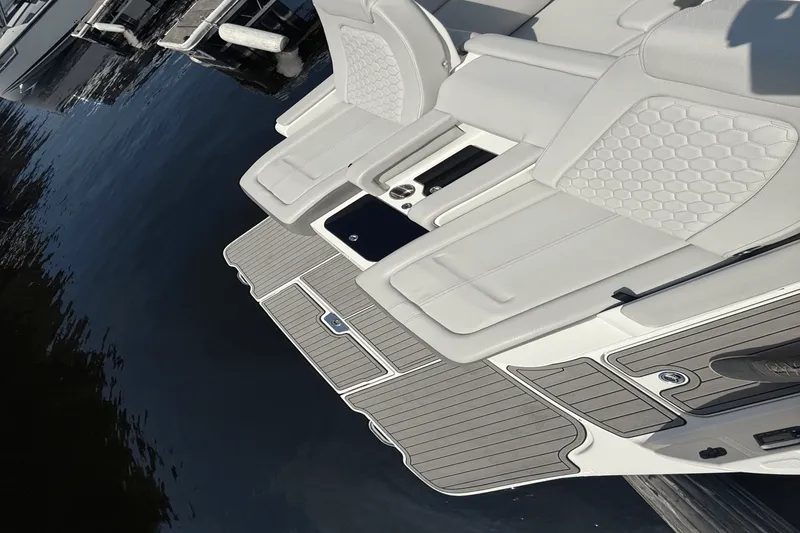 Slide: The Image of Sea Ray 290 SD 2024 - 21