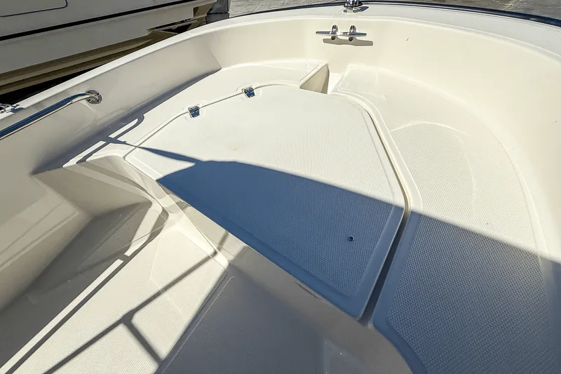 Slide: The Image of Boston Whaler 130 Super Sport 2026 - 12