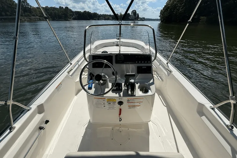 Slide: The Image of Boston Whaler 170 Montauk 2026 - 15