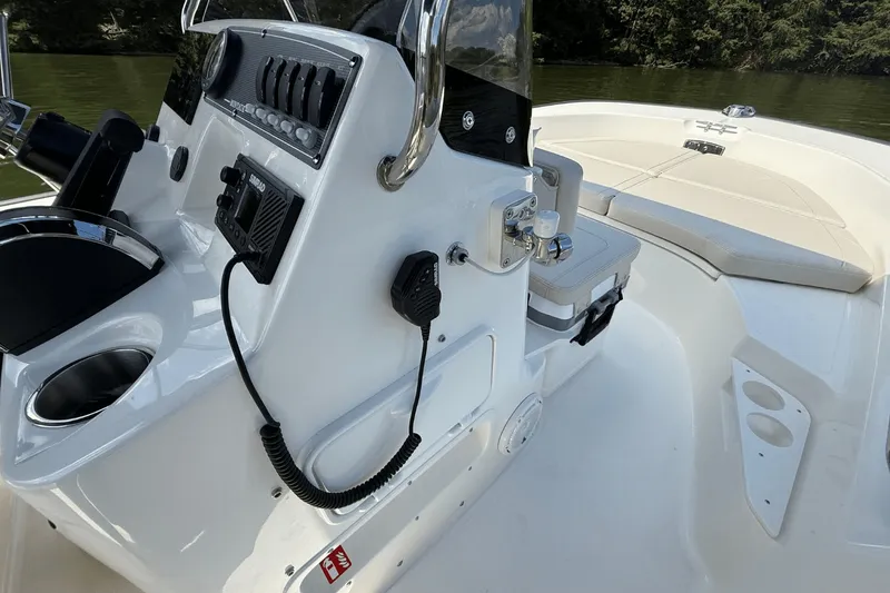 Slide: The Image of Boston Whaler 170 Montauk 2026 - 16