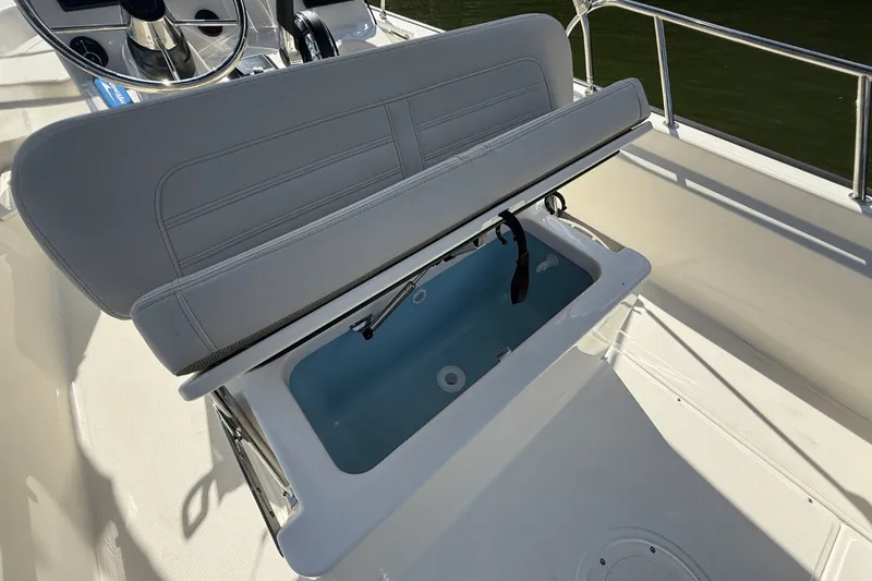 Slide: The Image of Boston Whaler 170 Montauk 2026 - 18