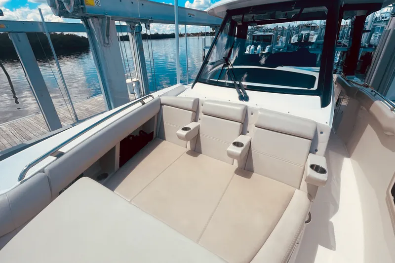 Slide: The Image of Boston Whaler 350 REALM 2023 - 10