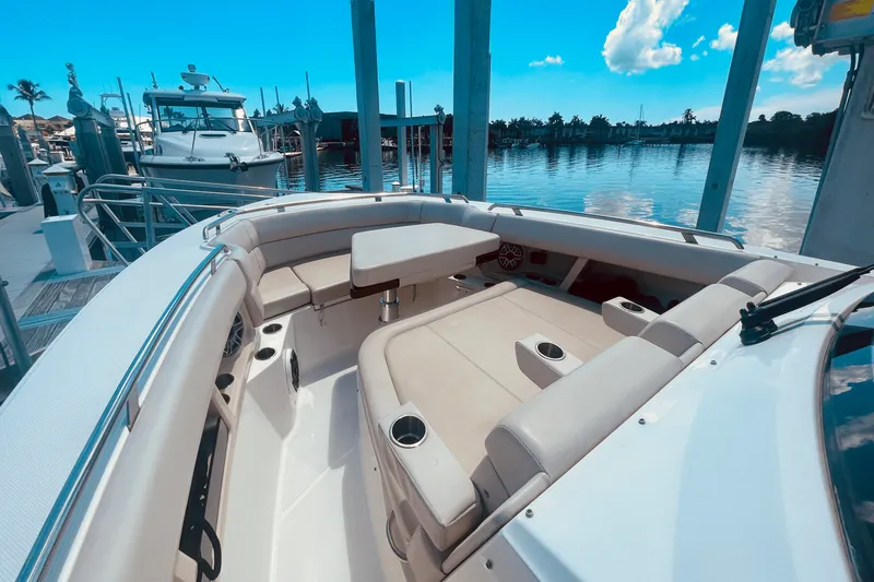 Slide: The Image of Boston Whaler 350 REALM 2023 - 11