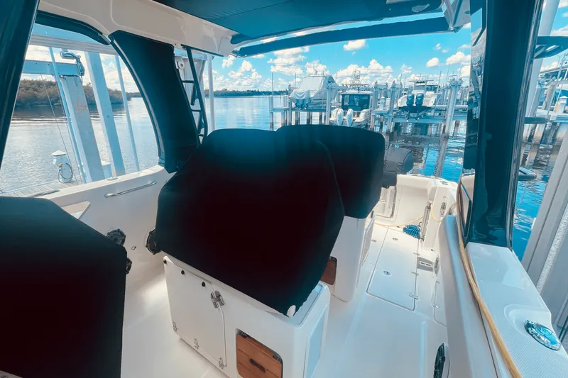 Slide: The Image of Boston Whaler 350 REALM 2023 - 15