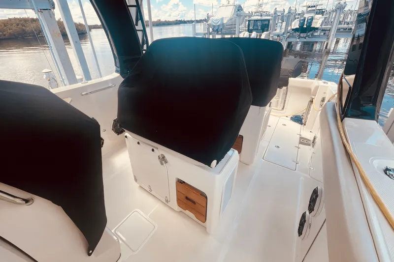 Slide: The Image of Boston Whaler 350 REALM 2023 - 16