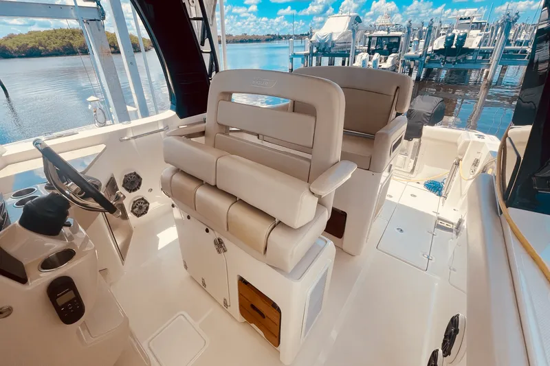 Slide: The Image of Boston Whaler 350 REALM 2023 - 17