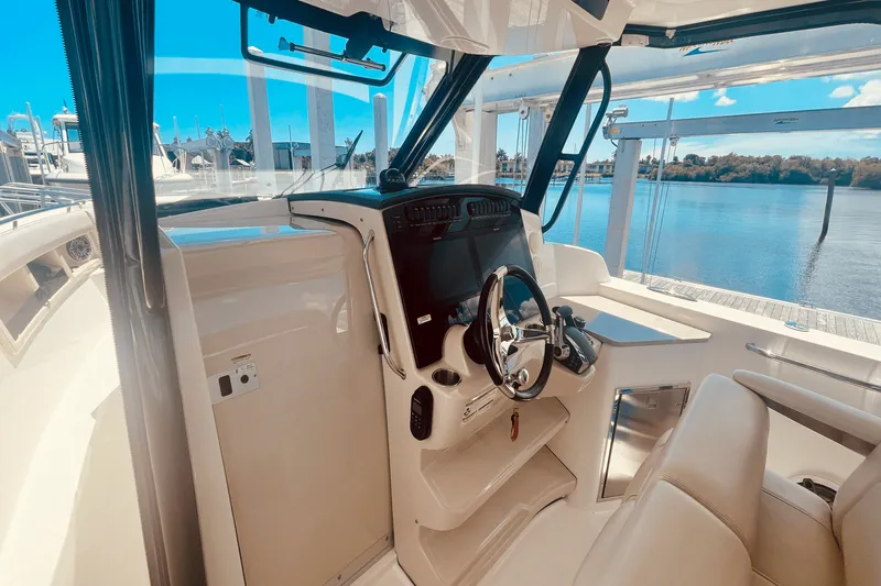 Slide: The Image of Boston Whaler 350 REALM 2023 - 19