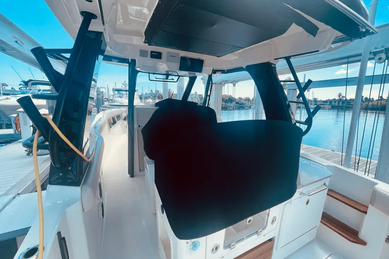 Slide: The Image of Boston Whaler 350 REALM 2023 - 20