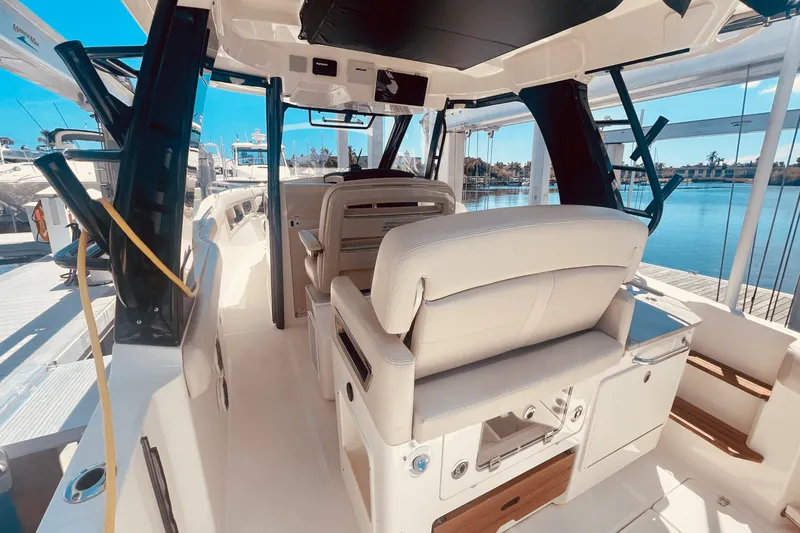 Slide: The Image of Boston Whaler 350 REALM 2023 - 21