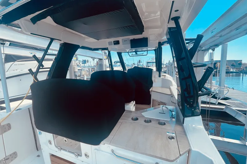 Slide: The Image of Boston Whaler 350 REALM 2023 - 22