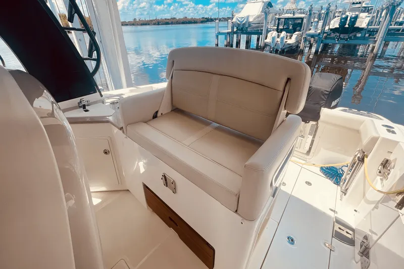 Slide: The Image of Boston Whaler 350 REALM 2023 - 23