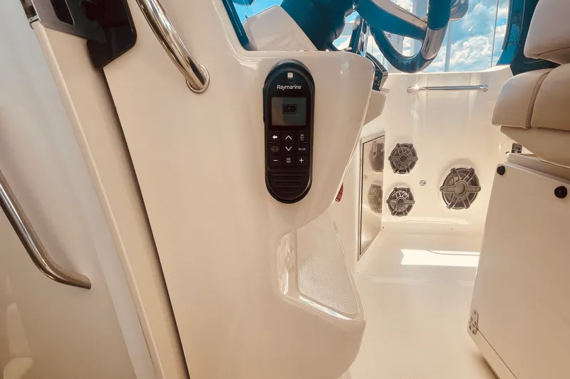 Slide: The Image of Boston Whaler 350 REALM 2023 - 28