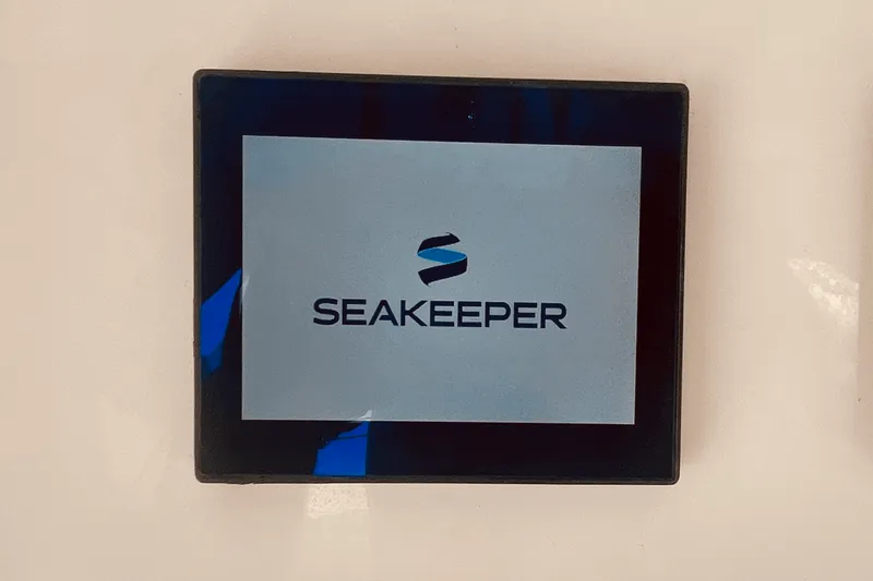 Slide: The Image of Boston Whaler 350 REALM 2023 - 29