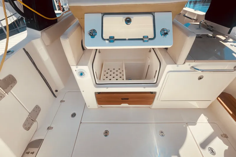 Slide: The Image of Boston Whaler 350 REALM 2023 - 31