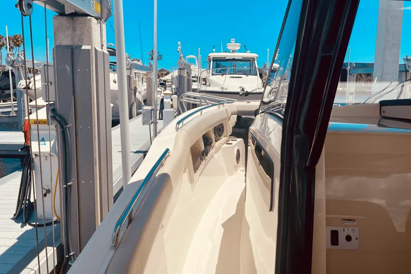 Slide: The Image of Boston Whaler 350 REALM 2023 - 32