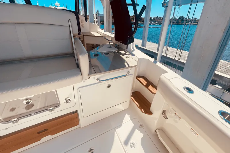 Slide: The Image of Boston Whaler 350 REALM 2023 - 34