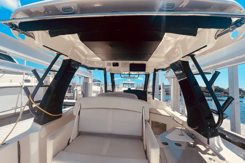 Slide: The Image of Boston Whaler 350 REALM 2023 - 43