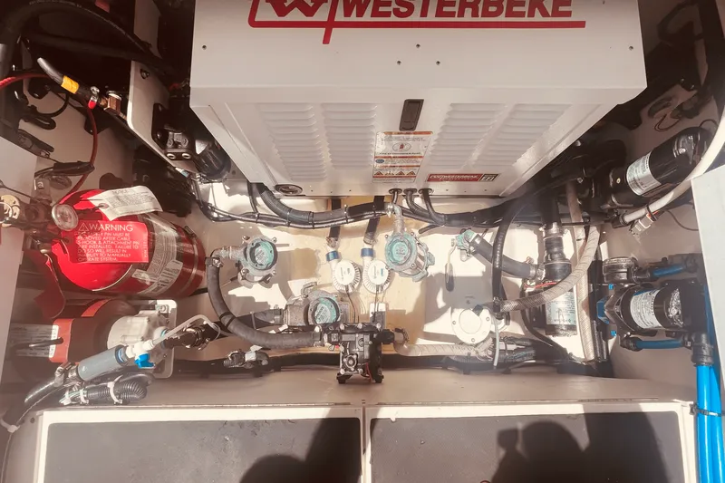 Slide: The Image of Boston Whaler 350 REALM 2023 - 48