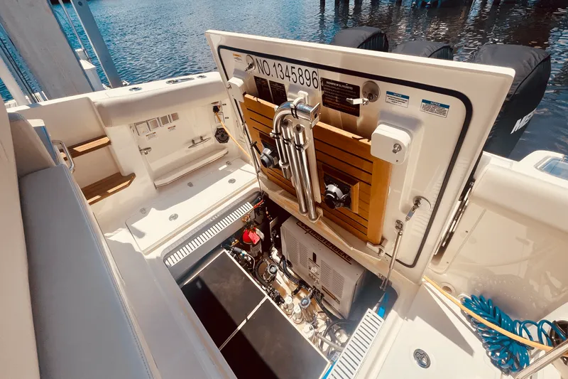 Slide: The Image of Boston Whaler 350 REALM 2023 - 49