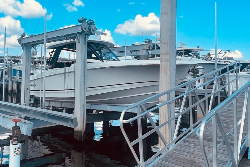 Slide: The Image of Boston Whaler 350 REALM 2023 - 5