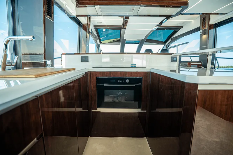 Slide: The Image of Galeon 640 FLY 2026 - 12