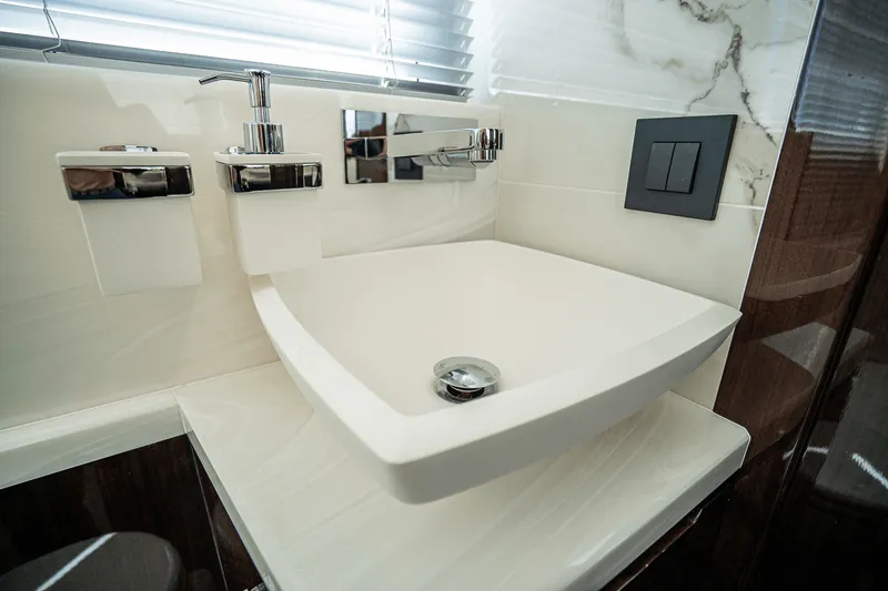 Slide: The Image of Galeon 640 FLY 2026 - 75