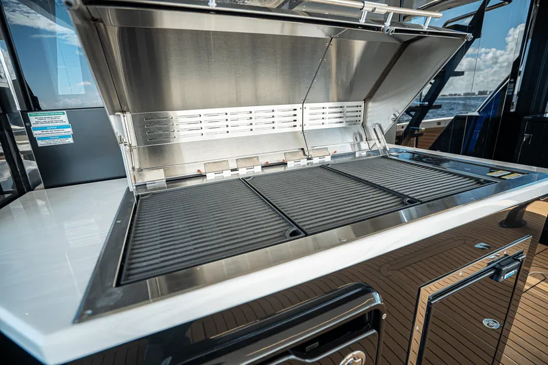 Slide: The Image of Galeon 640 FLY 2026 - 8