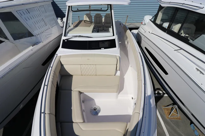 Slide: The Image of 2019 Regal 33 SAV boat with spacious seating, docked between two other boats. - 16