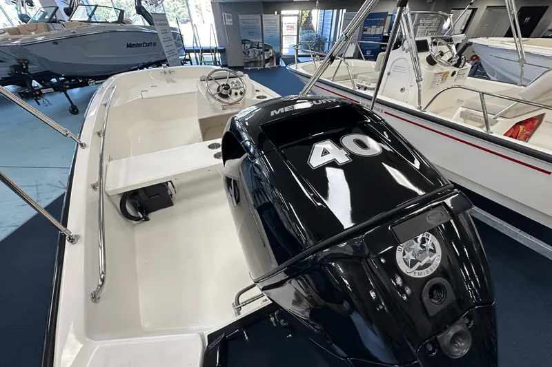 Slide: The Image of Boston Whaler 130 Super Sport 2026 - 12
