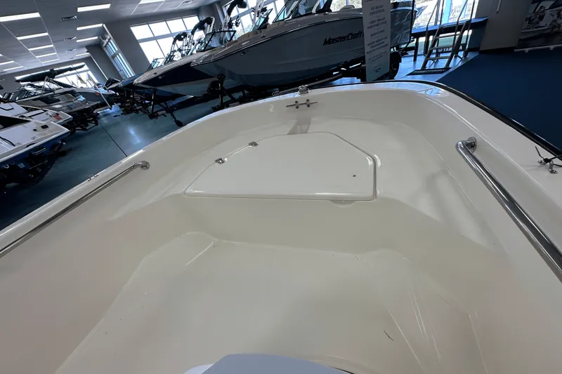 Slide: The Image of Boston Whaler 130 Super Sport 2026 - 6