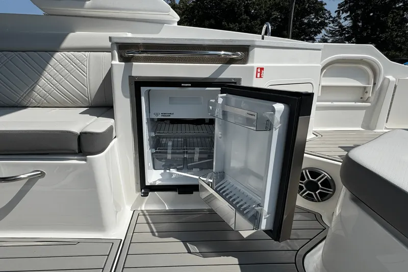 Slide: The Image of Sea Ray SDX 290 Outboard 2026 - 12