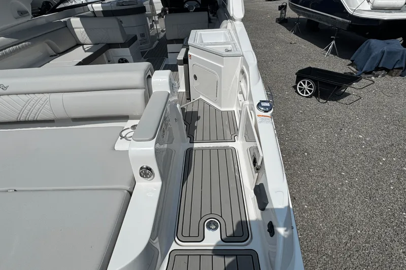 Slide: The Image of Sea Ray SDX 290 Outboard 2026 - 4