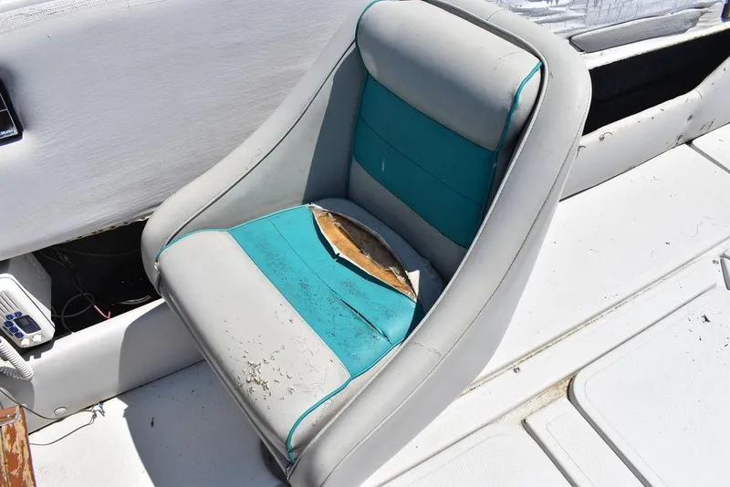 Slide: The Image of Worn seat on a 1991 Sea Sprite 225 boat. - 24