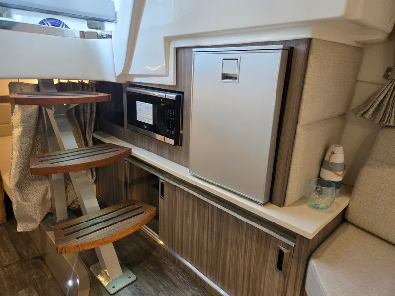 Slide: The Image of Sea Ray Sundancer 320 Outboard 2026 - 23