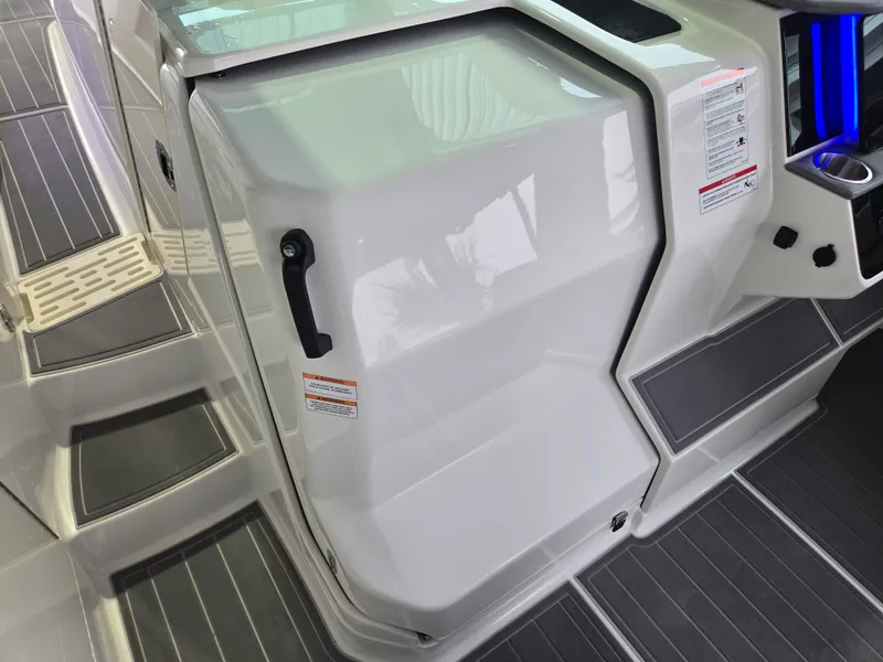 Slide: The Image of Sea Ray Sundancer 320 Outboard 2026 - 24
