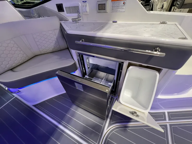 Slide: The Image of Sea Ray Sundancer 320 Outboard 2026 - 10