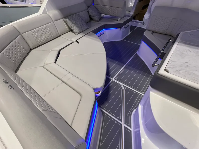 Slide: The Image of Sea Ray Sundancer 320 Outboard 2026 - 7