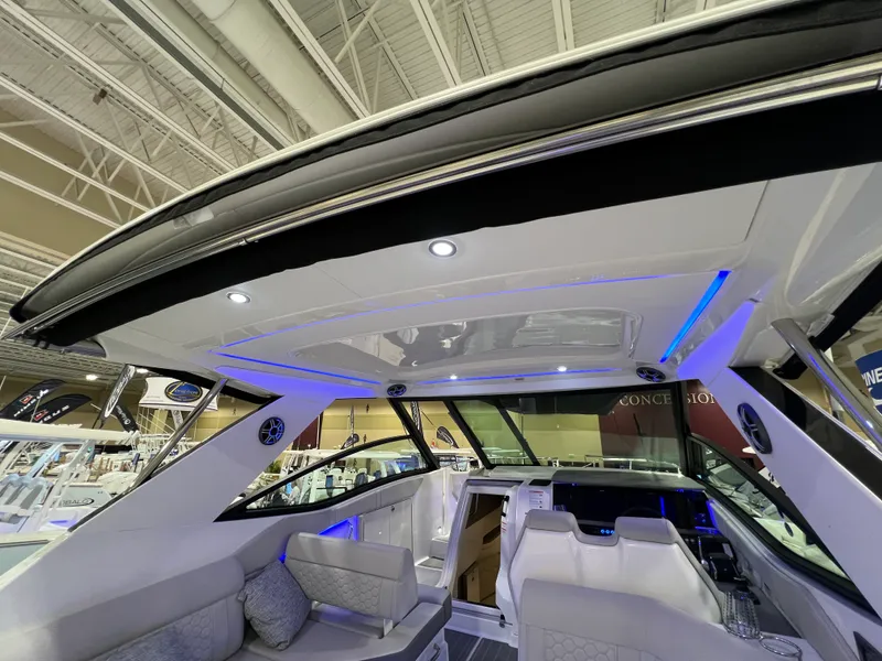 Slide: The Image of Sea Ray Sundancer 320 Outboard 2026 - 6