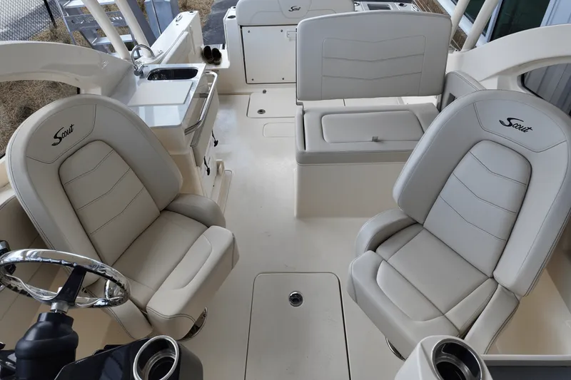 Slide: The Image of Scout 240 Dorado 2026 - 17