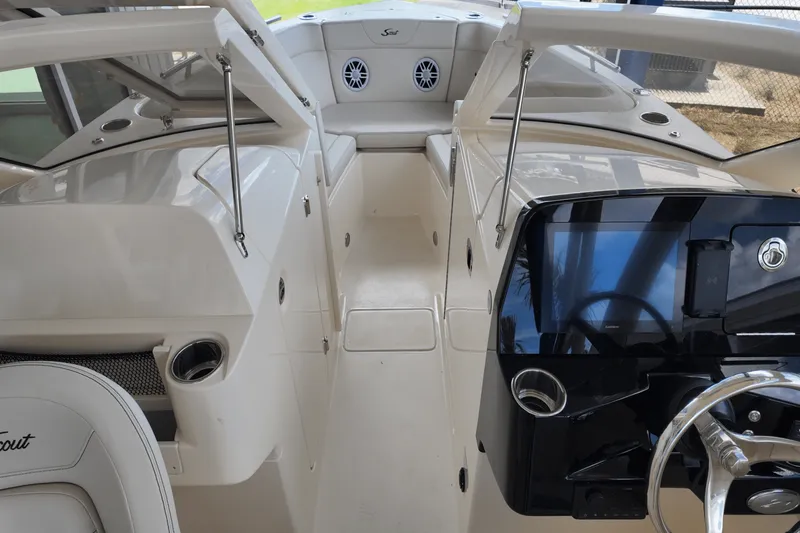 Slide: The Image of Scout 240 Dorado 2026 - 25