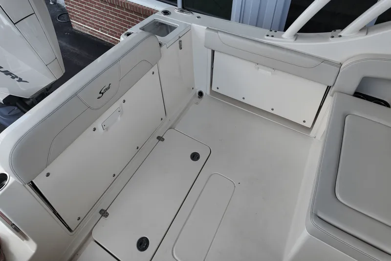 Slide: The Image of Scout 240 Dorado 2026 - 6