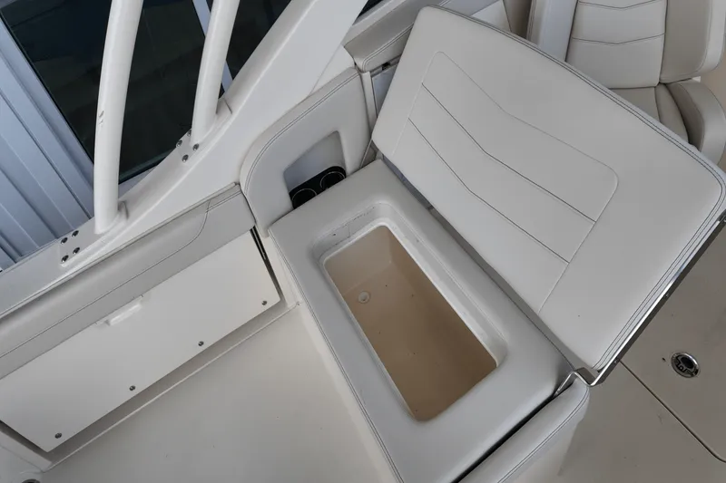 Slide: The Image of Scout 240 Dorado 2026 - 11