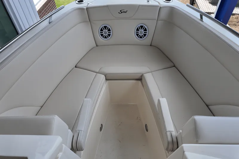 Slide: The Image of Scout 240 Dorado 2026 - 28