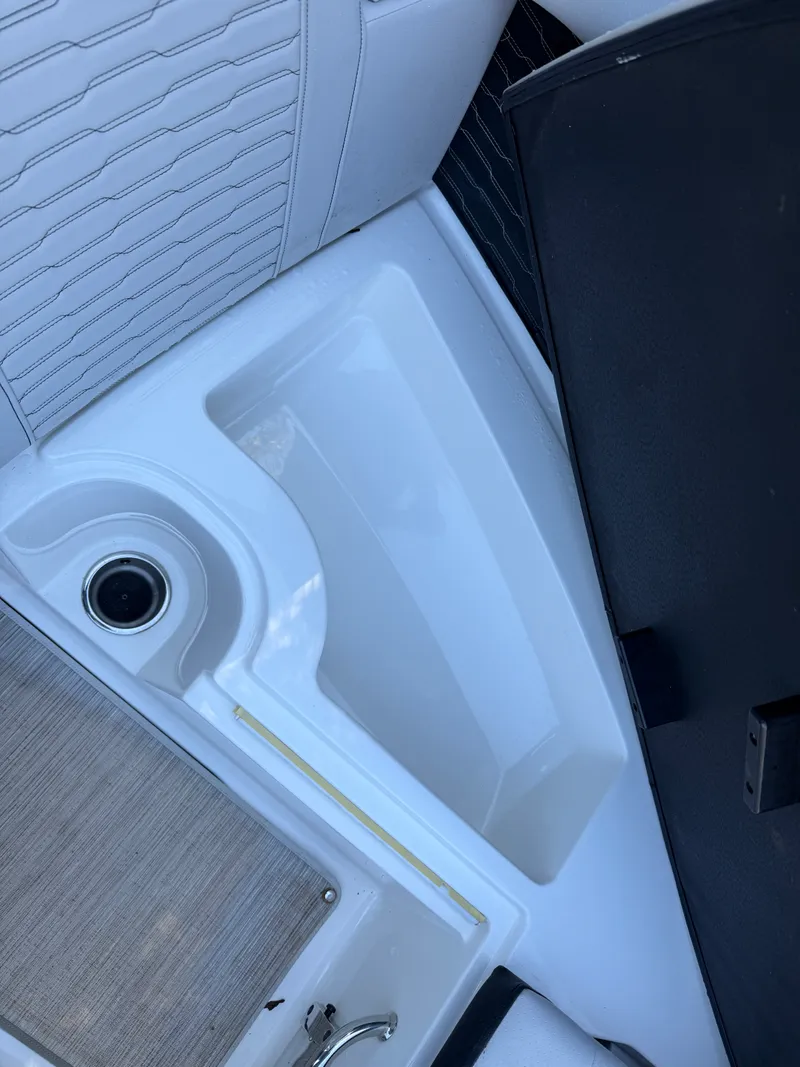 Slide: The Image of Sea Ray 23 SPX 2022 - 25