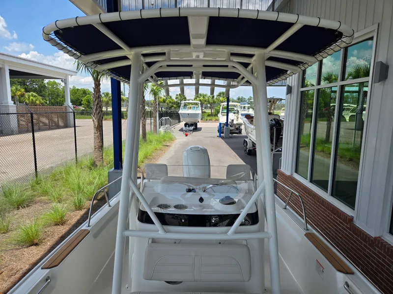 Slide: The Image of Boston Whaler 190 Montauk 2026 - 9